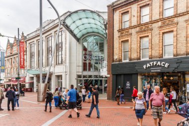 Reading, İngiltere - 1 Haziran 2018: Oracle alışveriş merkezi girişinde yürürken insanlar. Bölgenin her yerinden gelen alışveriş alışveriş çekiyor.