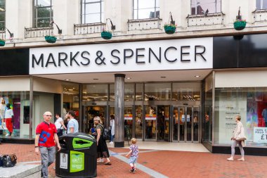 Reading, İngiltere - 1 Haziran 2018: insanlar giriş işaretleri ve Spencer. Zincir mağaza kilitler yakın zamanda ilan etti.