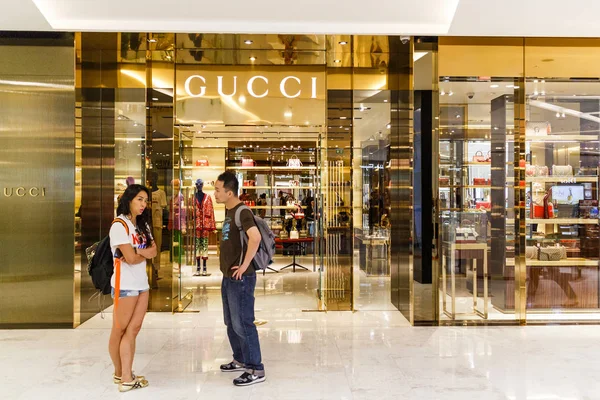 Genç Bir Çift Tartışmaya Dükkanının Bir Gucci Emporium Alışveriş Merkezi — Stok fotoğraf