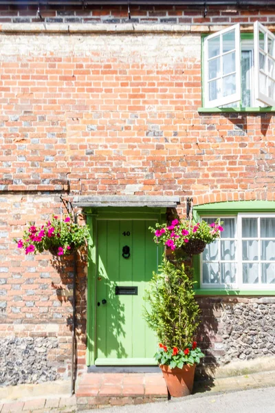 Land Cottage Groene Deur Met Hangende Manden Open Venster West — Stockfoto