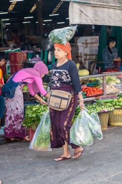 Mae Sot, Tayland - 3 Şubat 2019: kadın eve sabah marketten alışveriş. Towm içinde herhangi bir etnik gruplar vardır.