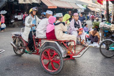 Mae Sot, Tayland - 3 Şubat 2019: Müslüman aile taşıma. Towm içinde herhangi bir etnik gruplar vardır.