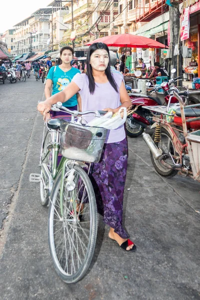 Mae Sot Tailandia Febrero 2019 Mujer Con Compras Bicicletas Mercado — Foto de Stock