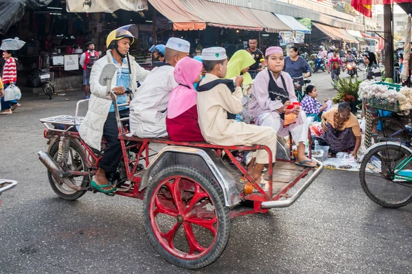 Mae Sot Ταϊλάνδη Φεβρουαρίου 2019 Μουσουλμανική Οικογένεια Μεταφορών Υπάρχουν Οποιαδήποτε — Φωτογραφία Αρχείου