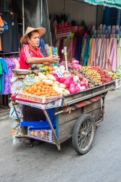 Mae Sot Thailandia Febbraio 2019 Uomo Che Vende Frutta Bancarella — Foto Stock