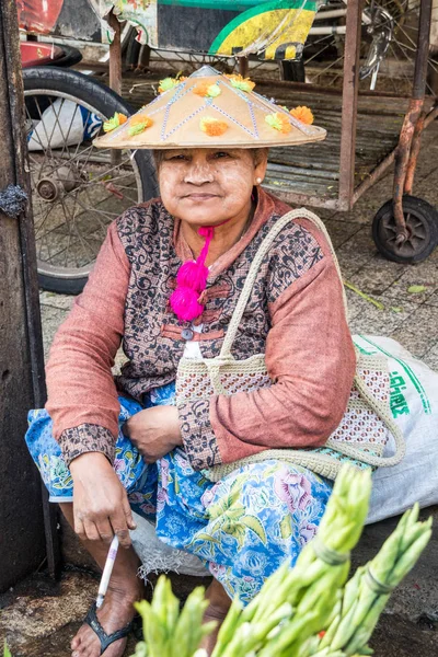 Mae Sot Thailand 3Rd February 2019 Burmese Woman Hat Smoking — Stock Photo, Image