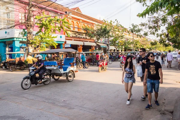 Aasialaiset turistit kävelevät kadulla — kuvapankkivalokuva