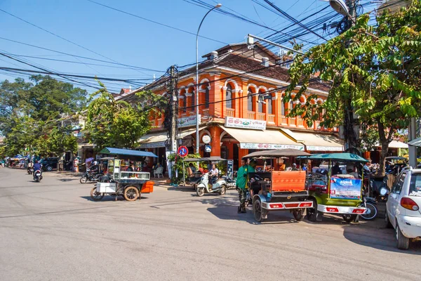 Street scene with tuk tuks — Stock Photo, Image