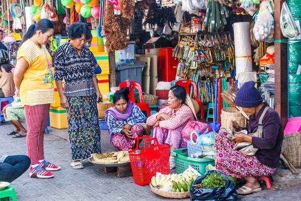 Women selling vegetables — Stock Photo, Image