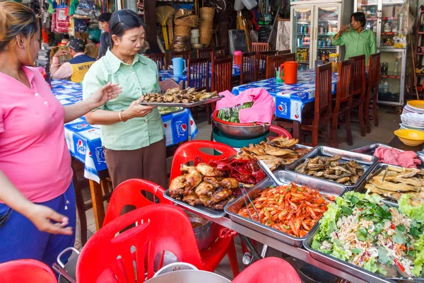 Donne che servono in una bancarella di street food — Foto Stock