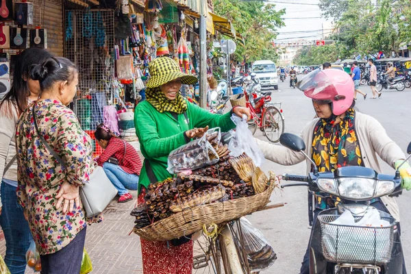 Femmes achetant de la nourriture — Photo