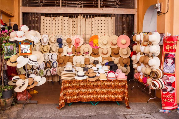 Sombreros en venta en el puesto de la calle . —  Fotos de Stock