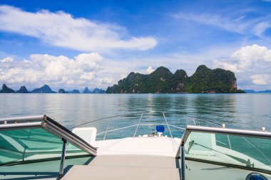 Motorlu tekne Phang nga Körfezi seyir