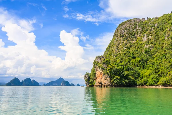 Limestone islands in Phang Nga Bay — Stock Photo, Image