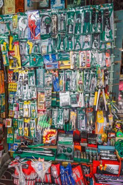 Bir donanım mağazasında asılı ürünleri