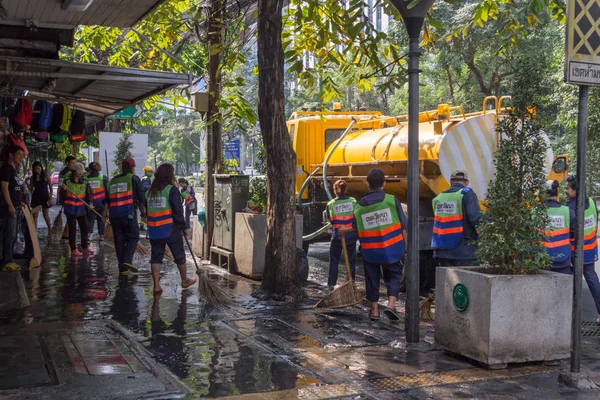 Bangkok Thailand 6Th March 2017 Street Cleaners Washing Pavements Sukhumvit — Stock Photo, Image