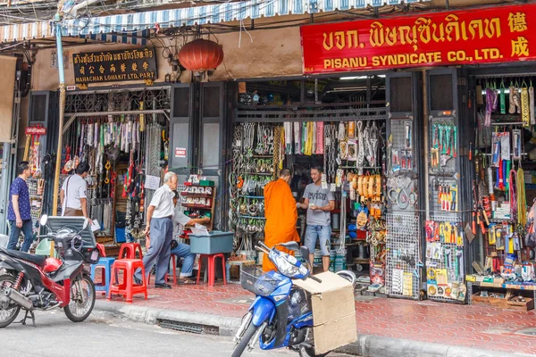 Bangkok, Tayland - 7 Mart 2017: kadar asılı bir donanım mağazasında ürünler. Birçok mal Çin'den ithal.