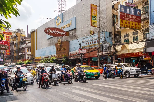 Traffic waiting at traffic lights — Stock Photo, Image