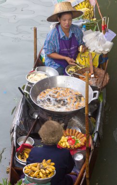 Kızarmış muz satıcı, Damnoen Saduak yüzen pazarı, Tayland