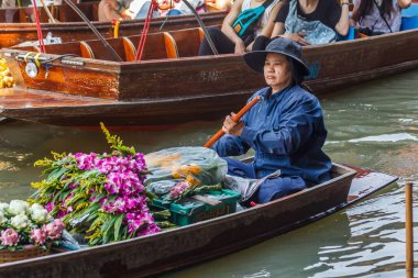 Meyve satıcı onun tekne su bendi kapağı
