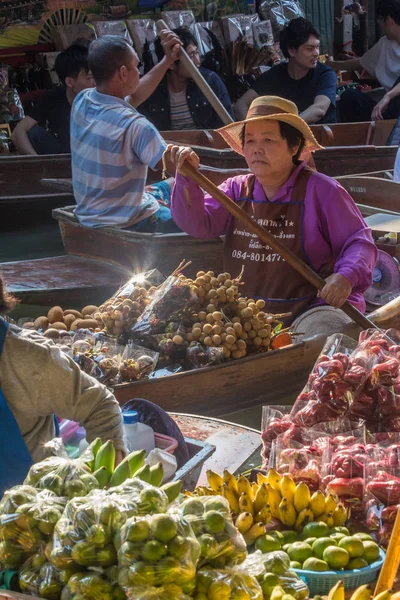 Vendedor de fruta remar su barco — Foto de Stock