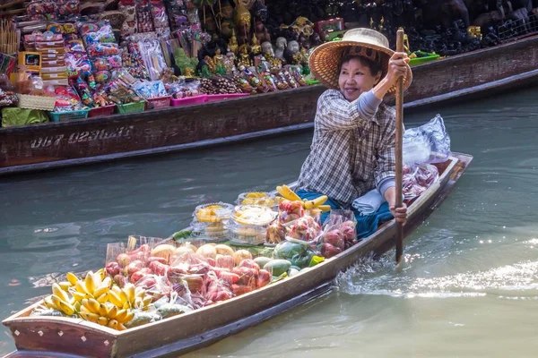 Fruit vendeur pagaie son bateau — Photo