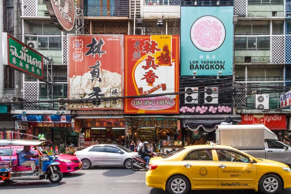 Tung trafik på Yaowarat road — Stockfoto