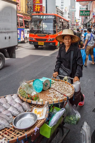 Street food vendor empurrando seu carrinho — Fotografia de Stock