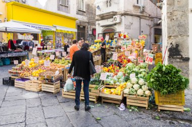 Meyve ve sebze tezgahı