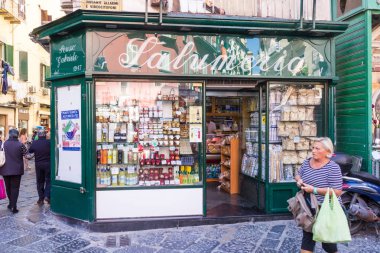 Bir kadın bir bakkal dükkanı yürür 