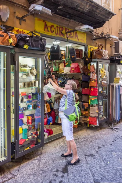 Mulher turista compras — Fotografia de Stock