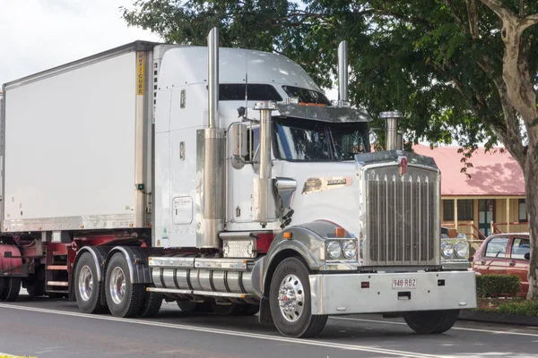Kenworth truck driving through Childers, Queesland, Australia — Stock Photo, Image
