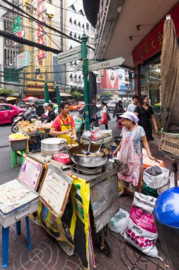 Yaowarat road, Chinatown, Ban bir köşesinde sokak gıda satıcıları