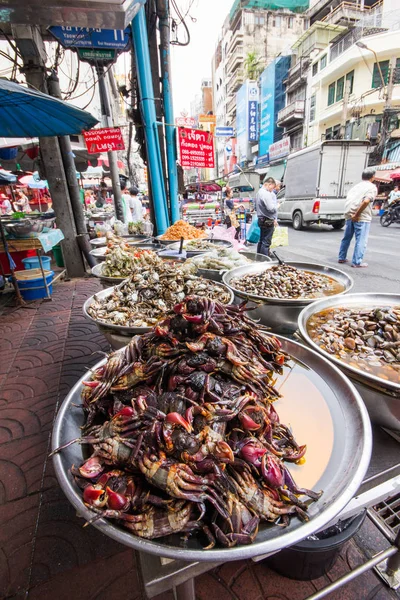 Meeresfrüchte-Straßenstand an der Yaowarat Road, Chinatown, Bangkok, Thail — Stockfoto