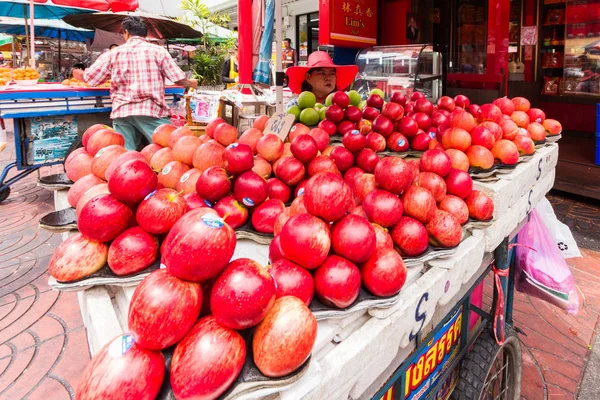 Bangkok Tailandia Marzo 2017 Puesto Frutas Que Vende Manzanas Rojas — Foto de Stock