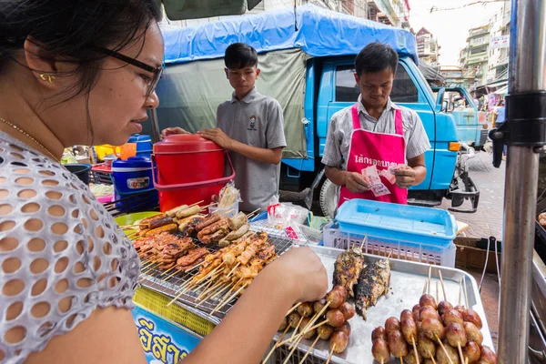 Mangalda tavuk, sosis ve balık satıcı, Chinatown, Bangkok, T — Stok fotoğraf