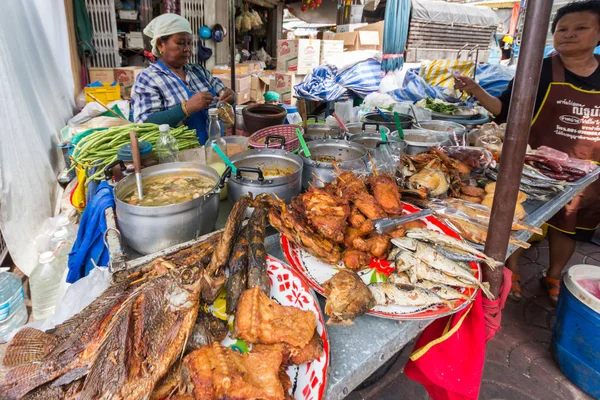 Vendedor de pollo, salchichas y pescado a la parrilla, Chinatown, Bangkok, T — Foto de Stock