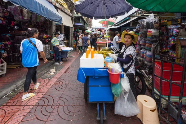 Appelsiinimehu myyjä kiireinen ostoksia kadulla Chinatown, Bangko — kuvapankkivalokuva