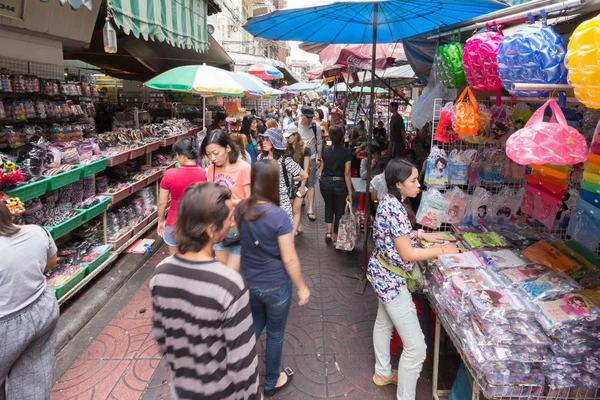 Busy shopping street in Chinatown, Bangkok, Thailand — Stock Photo, Image