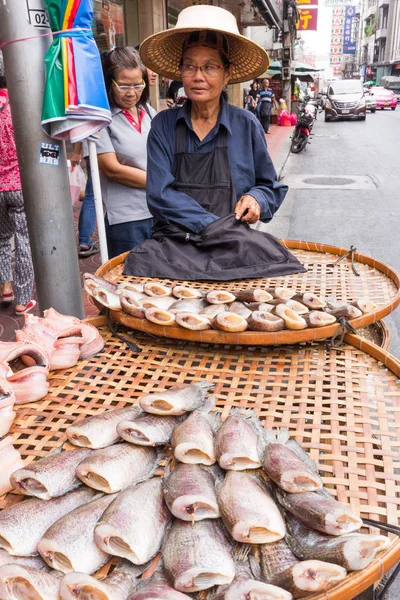 Prodavače ryb na Yaowarat road, Čínská čtvrť, Bangkok, Thajsko — Stock fotografie