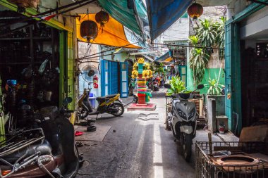 Bangkok, Tayland-4 Ağustos 2017: Chinatown arka sokakta tapınak. Bölgede birçok mabinler vardır.