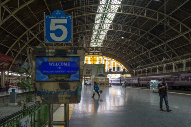 Bir adam telefonunu denetler 