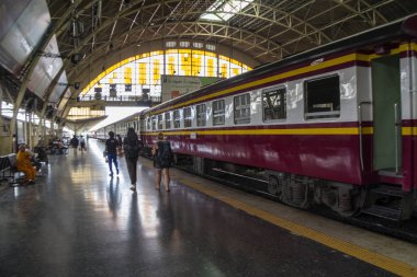 Bir platforma yürüyen insanlar