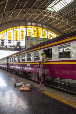 İnsanlar parsel yükleniyor