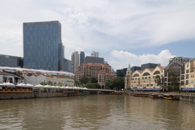 Clarke Quay ve Riverside Point Singapur Nehri üzerinde