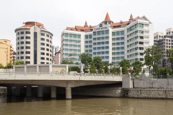The Park Hotel and the Singapore river at Robertson's Quay, Sing — Stock Photo, Image