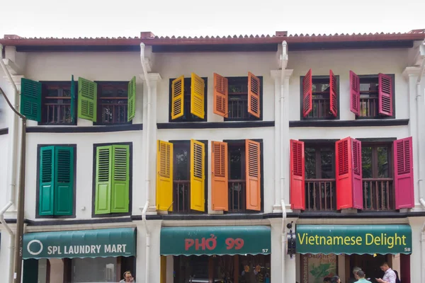 Красочные китайские магазины на улице Телок Айер, Сингапур — стоковое фото