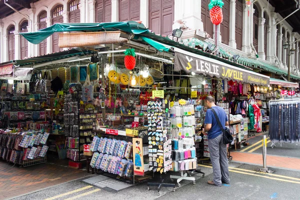 Man looking in souvenir shop on corner of Smith street and Treng — Stock Photo, Image