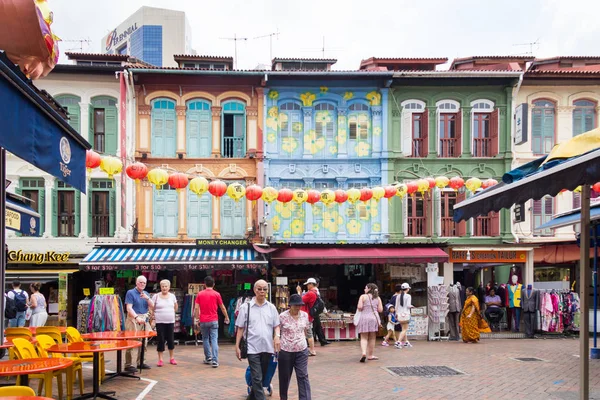Tourists strolling around Pagoda street in Chinatown, Singapore — Stock Photo, Image