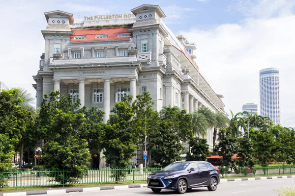 Bil körning förbi ful ler ton Hotel i Singapore. Taget från co — Stockfoto